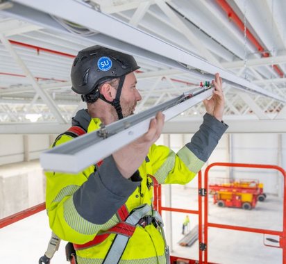 Werkzeuglose Montage der B-LIGHT™ von BRUMBERG