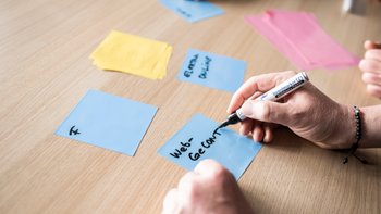 Team-Meeting, Post-it beschriften