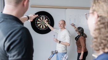 After-Work, Team beim Dartspiel 