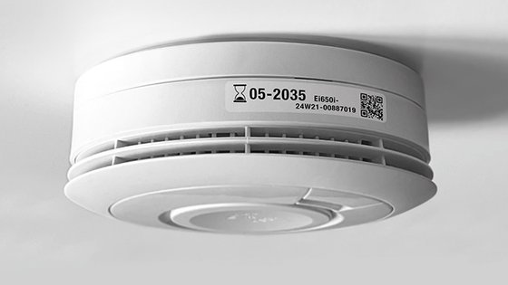 Datum am Gehäuserand des Rauchmelders von Ei Electronics