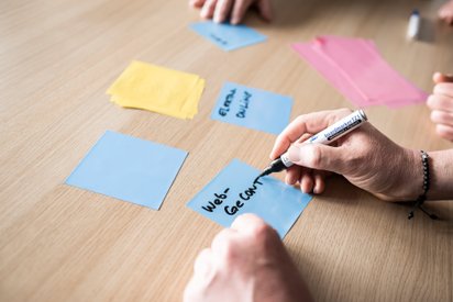 Team-Meeting, Post-it beschriften