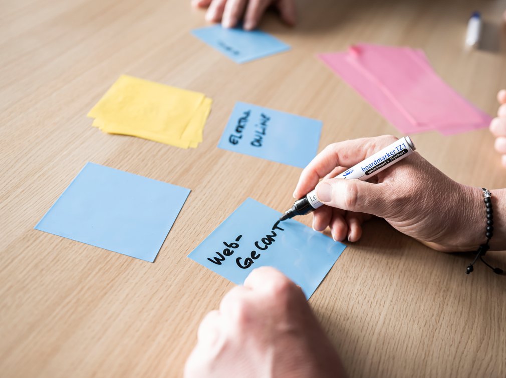 Team-Meeting, Post-it beschriften