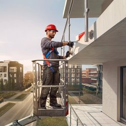 Ein Mann auf einem Baukran