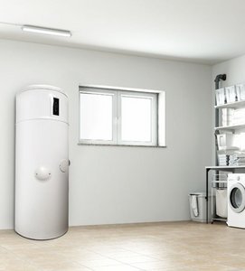 Warmwasser Wärmepumpe von Dimplex in einem Keller stehend.