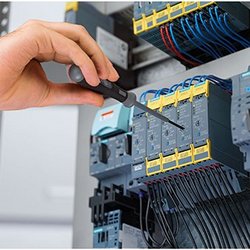 Schaltschrank mit Produkten von Siemens