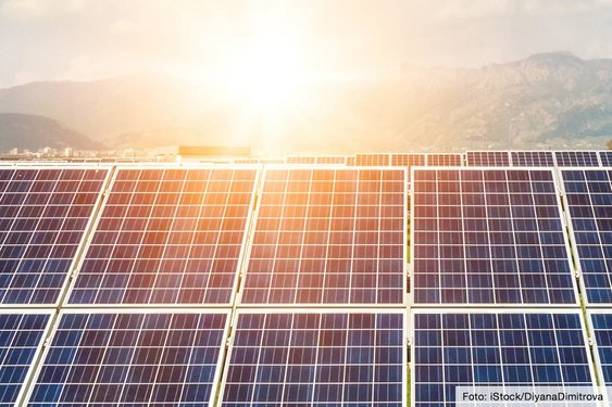 Solarpanels im Sonnenuntergang