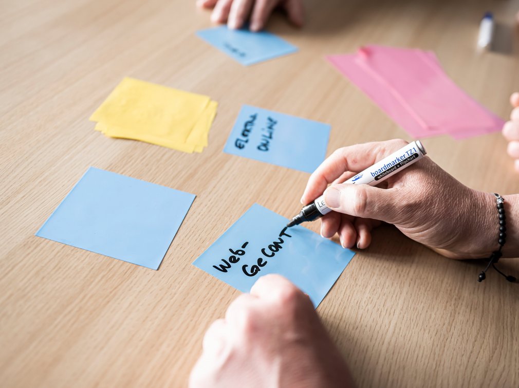 Team-Meeting, Post-it beschriften